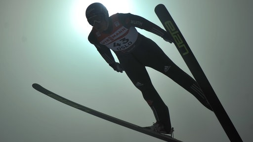 Der deutsche Skispringer Martin Schmitt beim Qualifikationsspringen am Holmenkollen; Rechte: pa/ dpa