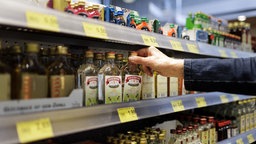 Alkoholische Getränke im Kassenbereich eines Supermarkts