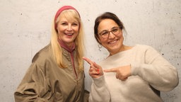 Barbara Ruscher (l) und WDR 2 Moderatorin Katharina te Uhle