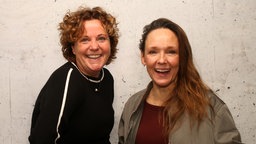 Carolin Kebekus und WDR 2 Moderatorin Steffi Neu (l)