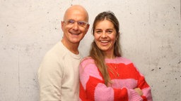 Christoph Maria Herbst (l) und WDR 2 Moderatorin Michelle Fausten