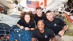 Dieses von der NASA zur Verfügung gestellten Bild zeigt die Artemis-2-Crewmitglieder Victor Glover (l-r), Jeremy Hansen, Victor Glover, Reid Wiseman und Christina Koch bei der Aufnahme eines Selfies (Archivfoto vom 06.04.2026)