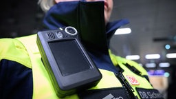 Eine Mitarbeiterin der DB Sicherheit trägt eine Body-Cam im Berliner Hauptbahnhof bei einem Pressetermin zur Vorstellung eines Sofortprogramms für mehr Sicherheit und Sauberkeit an Bahnhöfen. (Archivfoto vom 20.01.2026)