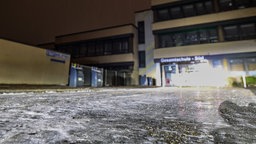 Spiegelglattes Eis vor dem Eingang zur Gesamtschule-Süd in Duisburg am 12.01.2026