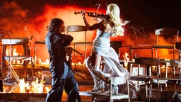 Linda Lampenius and Pete Parkkonen aus Finnland performten im ersten Halbfinale des Eurovision Song Contest ihren Song "Liekinheitin"