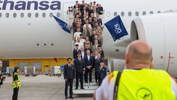 Die deutsche Männer-Nationalmannschaft am 2.6.2026 beim offiziellen Abflug nach Nordamerika am Flughafen Frankfurt vor Beginn der FIFA Fussball-Weltmeisterschaft 2026. 