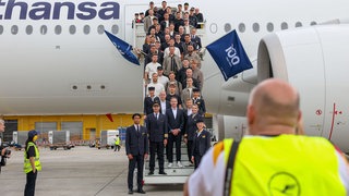 Die deutsche Maenner-Nationalmannschaft am 2.6.2026 beim offiziellen Abflug nach Nordamerika am Flughafen Frankfurt vor Beginn der FIFA Fussball-Weltmeisterschaft 2026. 