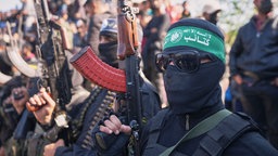 Archivfoto vom 30.01.2025: Bewaffnete Hamas-Kämpfer