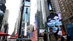 Auf dem Foto ist eine Werbetafel von SpaceX am Tag des Börsengangs (IPO) von SpaceX am Nasdaq MarketSite in New York City zu sehen.