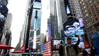 Auf dem Foto ist eine Werbetafel von SpaceX am Tag des Börsengangs (IPO) von SpaceX am Nasdaq MarketSite in New York City zu sehen.