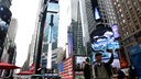 Auf dem Foto ist eine Werbetafel von SpaceX am Tag des Börsengangs (IPO) von SpaceX am Nasdaq MarketSite in New York City zu sehen.
