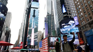 Auf dem Foto ist eine Werbetafel von SpaceX am Tag des Börsengangs (IPO) von SpaceX am Nasdaq MarketSite in New York City zu sehen.
