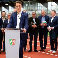 Hendrik Wüst (CDU), Ministerpräsident von Nordrhein-Westfalen spricht am 2.12.25 bei einer Pressekonferenz über Neuerungen des Bewerbungskonzepts für die olympischen und paralympischen Spiele. Hinter ihm stehen die Vertreter der Host-Städte. 