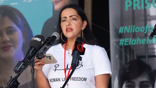 Elmira Rafizadeh bei einer Kundgebung