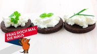 Kleine Schwarzbrotscheiben mit Frischkäse