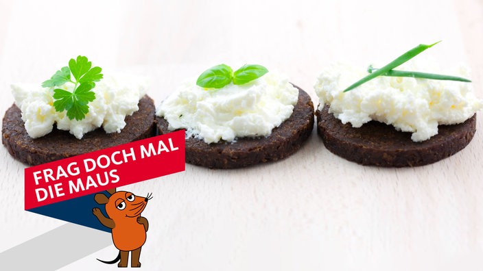 Kleine Schwarzbrotscheiben mit Frischkäse