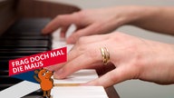 Hand eines Pianisten auf den Tasten eines Klaviers