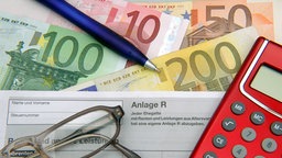 Euro-Scheine, Steuer-Formular, Brille, Taschenrechner