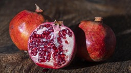 Granatäpfel auf einem Holztisch