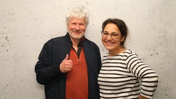 Jürgen Becker (l) und WDR 2 Moderatorin Katharina te Uhle