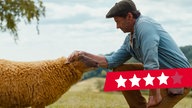 Hugh Jackman als Schäfer George in einer Szene des Films "Glennkill: Ein Schafskrimi"