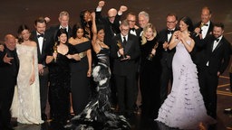 Das Team des Films "One battle after another" feiert auf der Oscar-Bühne