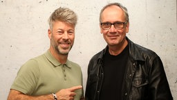 Volker Kutscher (r) und WDR 2 Moderator JOhannes Simon