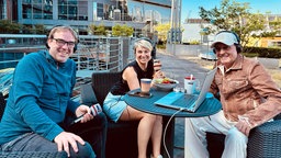 Peter Schilling (rechts) mit dem WDR 2 Moderationsteam Sabine Heinrich und Fabian Raphael