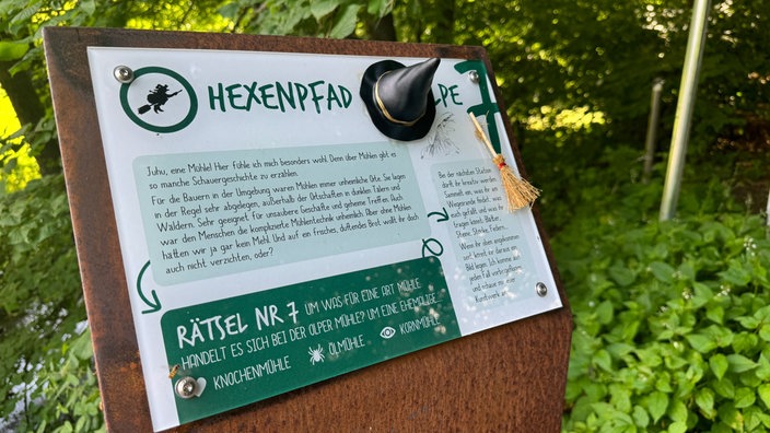 Ausflugstipp: Schild Hexenpfad Dorf Olpe