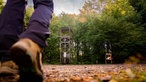 Nahaufnahme von den Wanderschuhen an den Füßen einer wandernden Person.