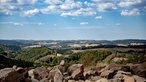 Steinbruch bei Lindlar und Panoramablick über die hügelige Landschaft