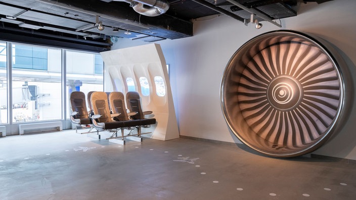 Flughäfen im Westen: Selfiespot Triebwerk am Düsseldorfer Flughafen