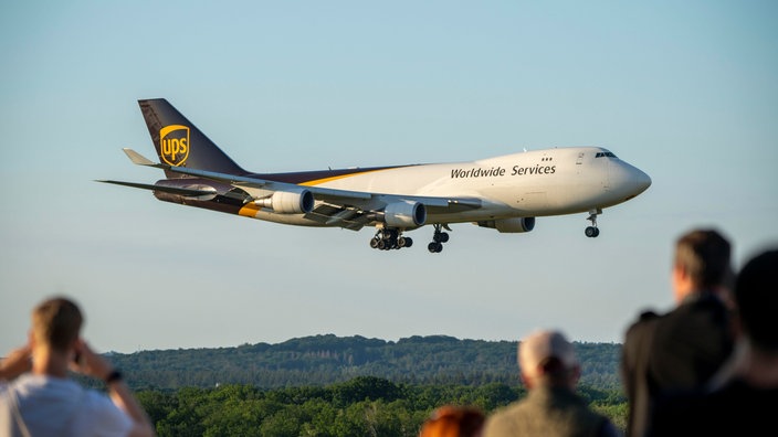 Besucherterrasse Flughafen Köln/Bonn: UPS Boeing 747 Fracht Jumbojet landet