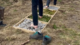 Zwei Kinder auf dem Barfußpfad des Wunderwegs
