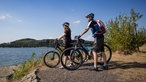 Möhnesee: Radfahrer am Ufer