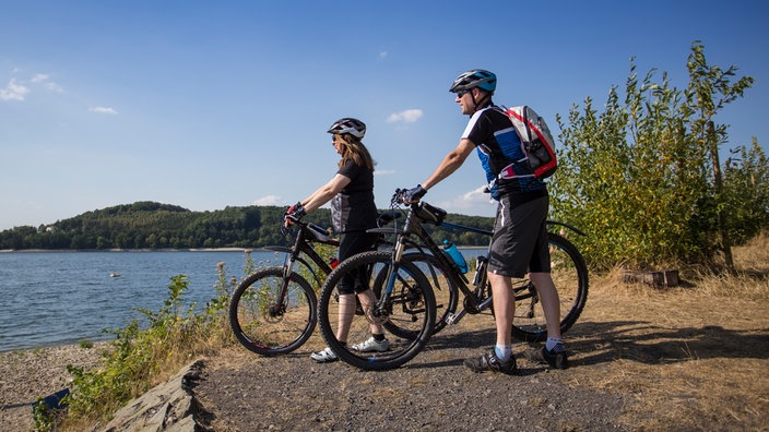 Möhnesee: Radfahrer am Ufer