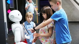 Kinder interagieren mit einem Roboter in der Phänomenta Lüdenscheid