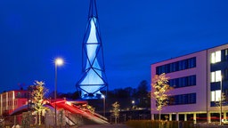 Der beleuchtete Phänomenta-Turm in Lüdenscheid in der Dämmerung