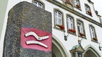 Rothaarsteig: Wegmarkierung, im Hintergrund das Rathaus in Brilon