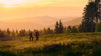 Rothaarsteig: Wanderer im Abendlicht
