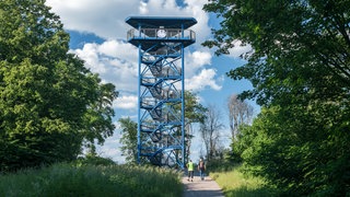 Der 22 Meter hohe Aussichtsturm Wolfssee, von dem man die Sechs-Seen-Platte überblicken kann