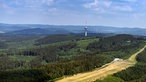 Flugplatz Eisernhardt, im Hintergrund der Fernmeldeturm