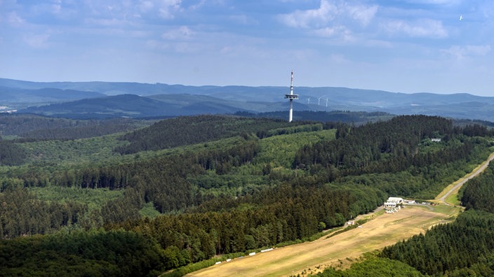 Flugplatz Eisernhardt, im Hintergrund der Fernmeldeturm