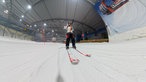 Skihalle Neuss: WDR 2 Reporterin Anita Horn im Schlepplift