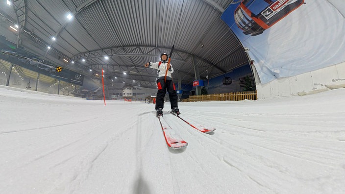 Skihalle Neuss: WDR 2 Reporterin Anita Horn im Schlepplift