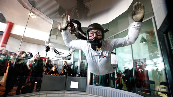 Wie ein freier Fall: Skydiving im Windkanal