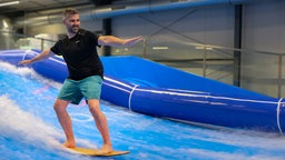 Surfer auf der Welle im Surfhouse Mettmann