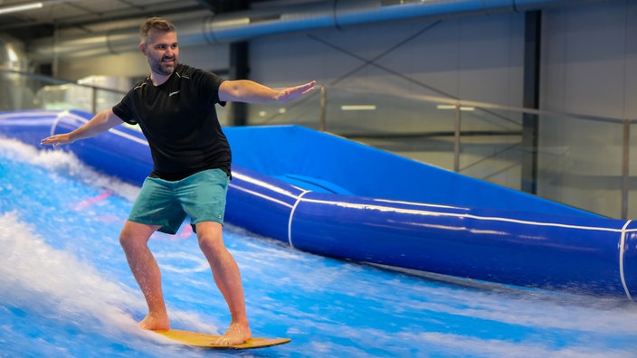 Surfer auf der Welle im Surfhouse Mettmann