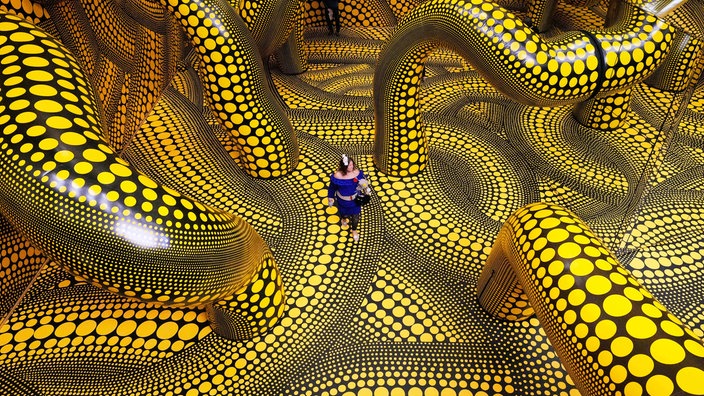 Ausstellung im Museum Ludwig - Yayoi Kusama: Installation "Infinity Mirrored Room"