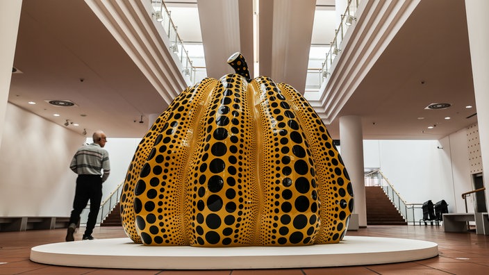 Ausstellung im Museum Ludwig - Yayoi Kusama: Installation "Pumpkin"